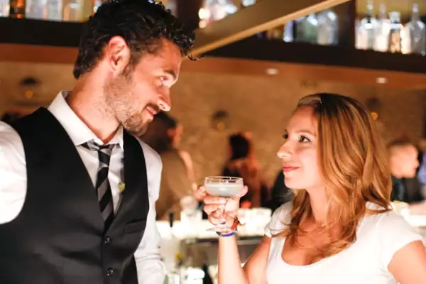 Adán Canto y Vanessa Lengies comparten escena en Mixology.