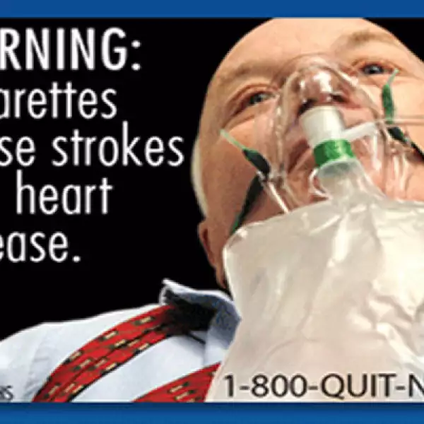 Cada etiqueta incluye un número telefónico para los que quieran dejar de fumar.