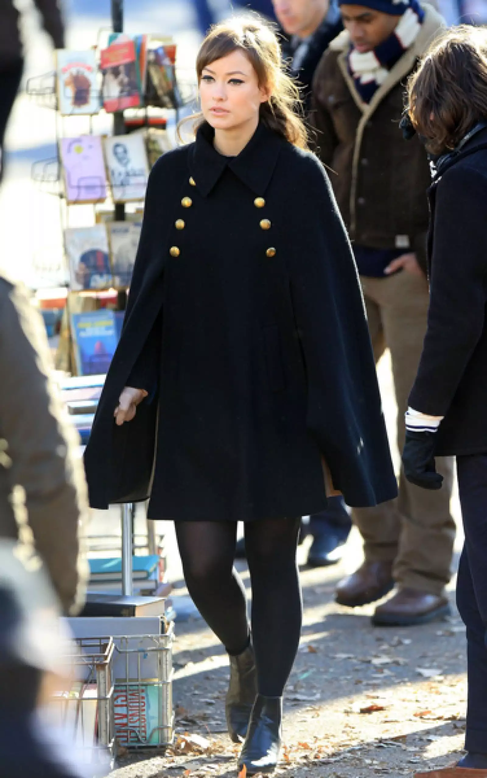 Si lo que te gusta es tener un aire formal esta pieza de inspiración militar tipo capa esta más en boga que nunca.