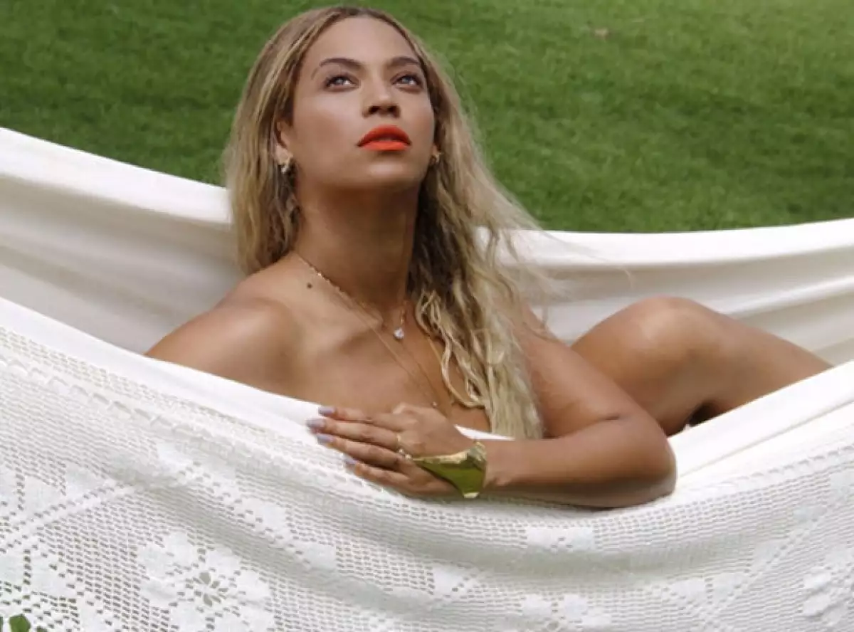 Beyoncé publicó esta foto en la que aparentemente está desnuda.