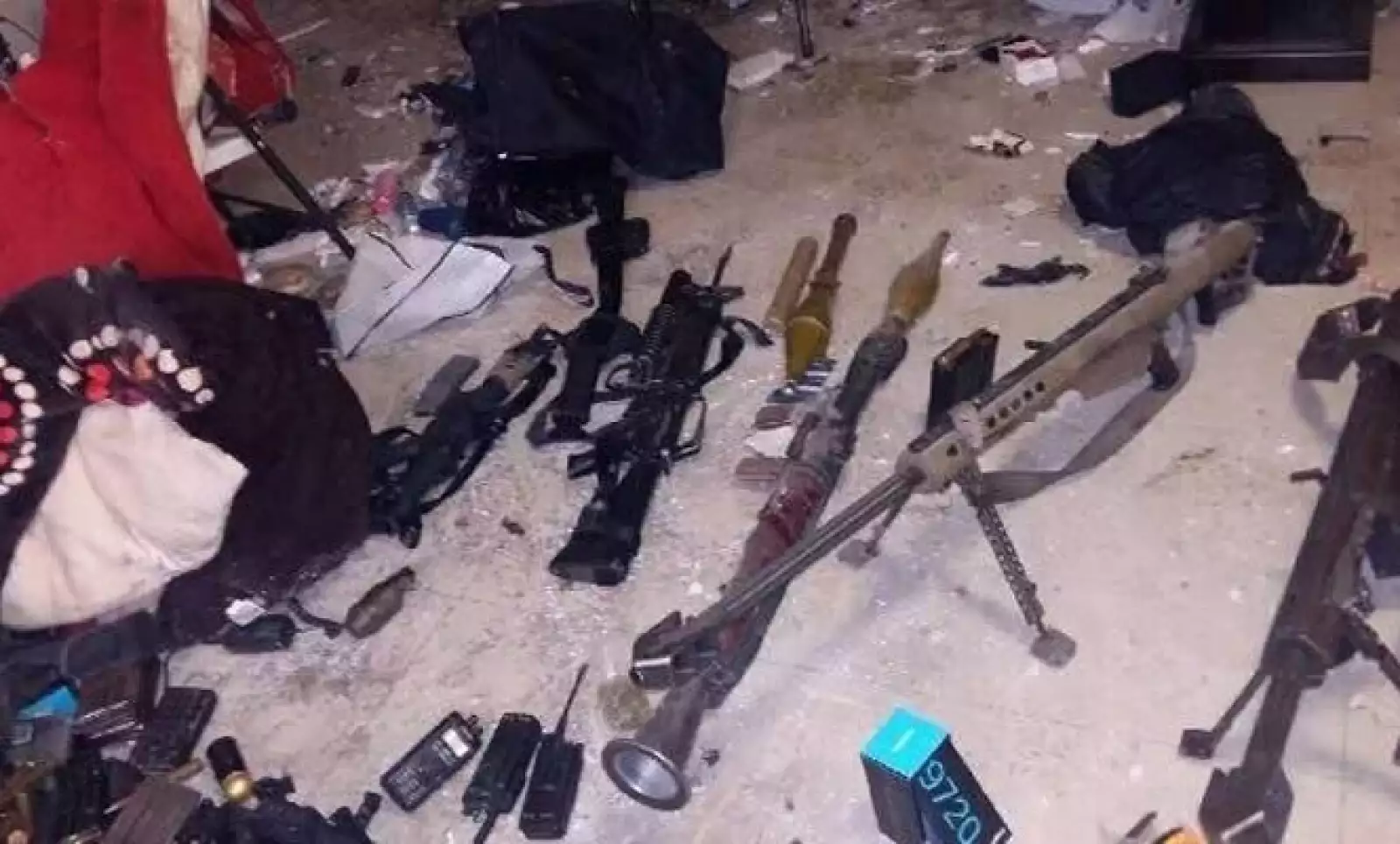 En el operativo también fueron confiscados dos vehículos blindados, armas de fuego y un lanzacohetes, detalló la dependencia en un comunicado emitido el viernes.