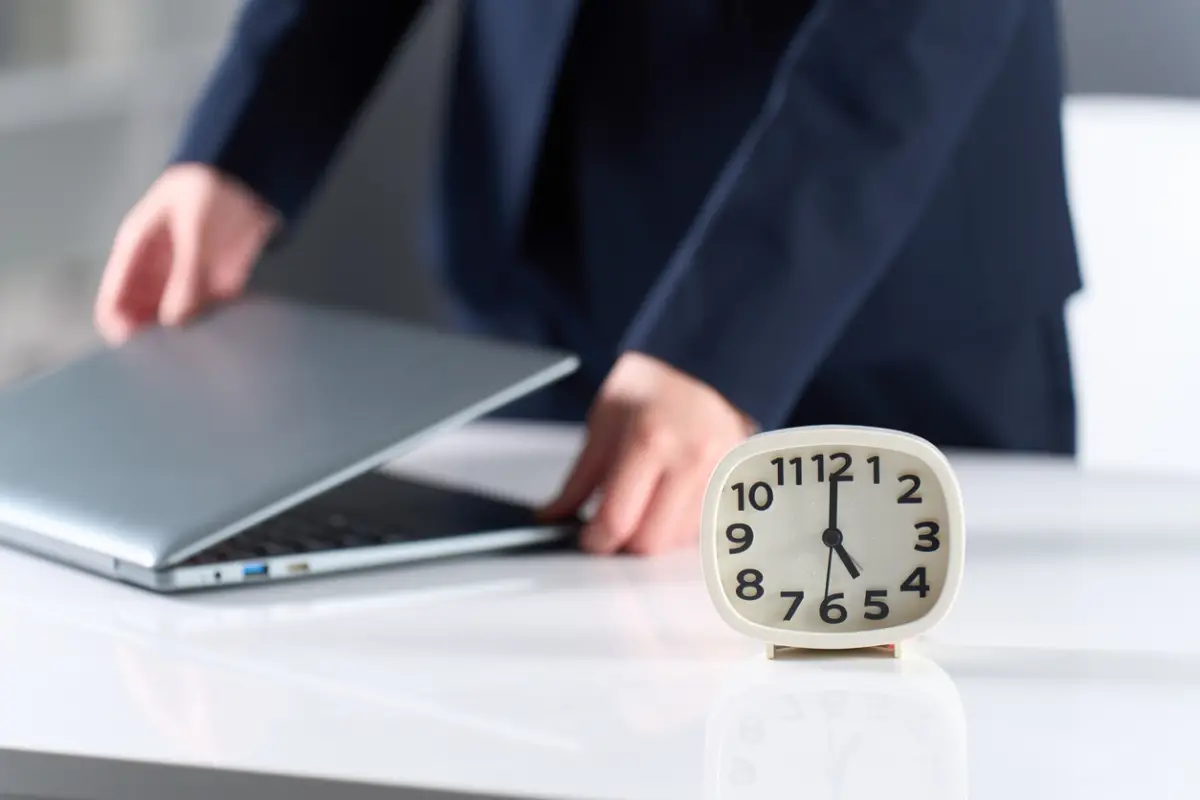 A woman finishes work at 17:00 and leaves work