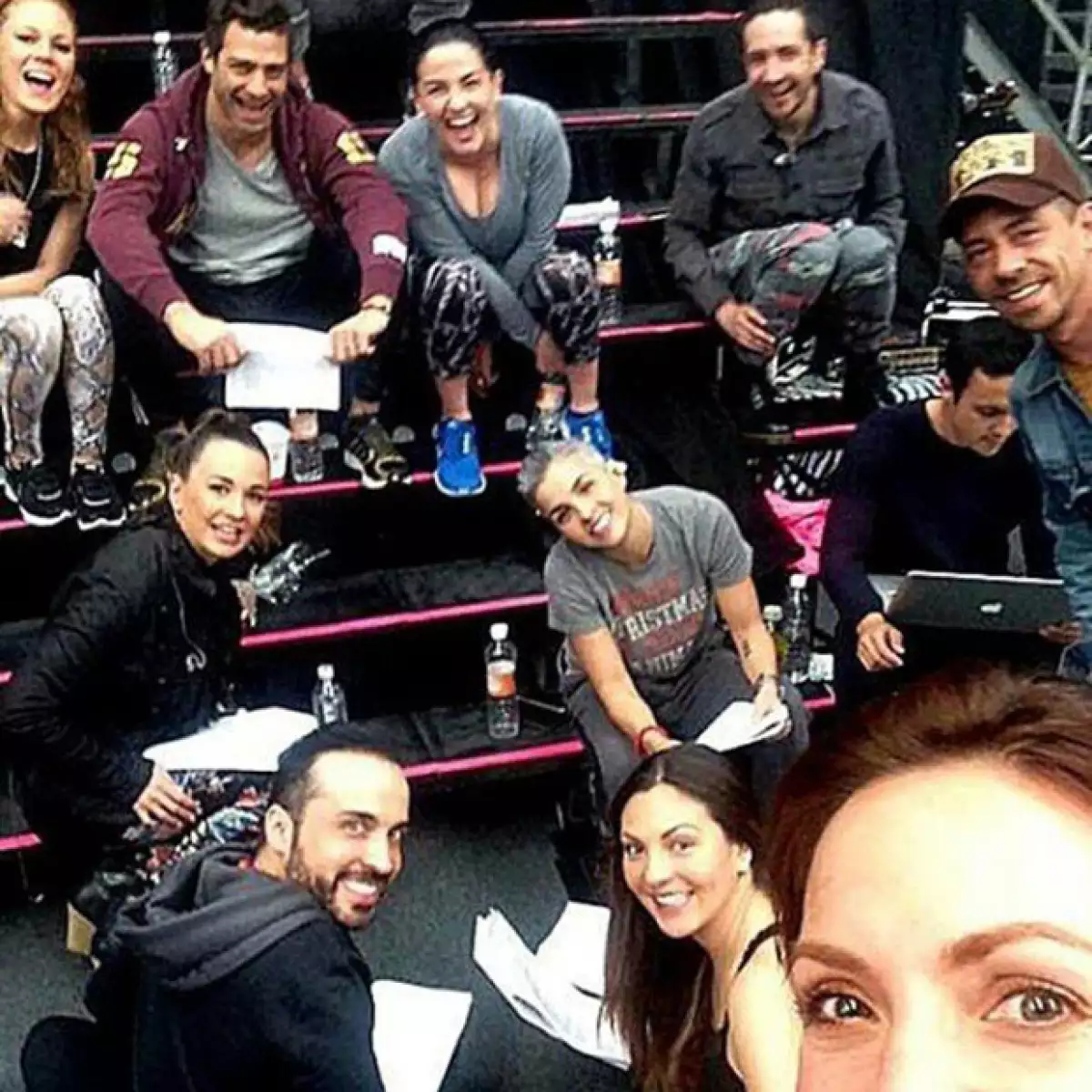 Los integrantes de los icónicos grupos de pop posaron para una selfie durante el ensayo general de sus conciertos que inician este mes.