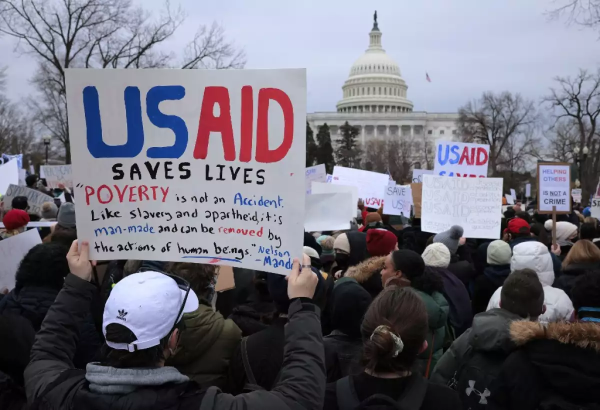 Partidarios de los EE. UU. Mitin de la Agencia para el Desarrollo Internacional (USAid) en los terrenos de los EE. UU. Capitolio el 5 de febrero de 2025 en Washington, DC. Los empleados y partidarios de USAid protestaron contra el cierre repentino de USAid por parte de la Administración Trump, lo que resultó en la cancelación del trabajo de ayuda, la prevención de conflictos y el trabajo de política exterior en todo el mundo, así como en el posible despido de miles de empleados. C