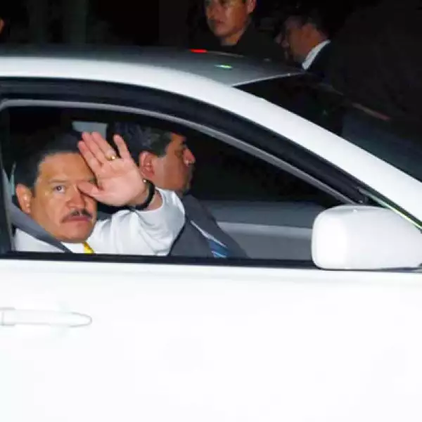 El senador del PRD, Carlos Navarrete, a su salida del Museo de Antropología e Historia después de la cena ofrecida al presidente Obama.