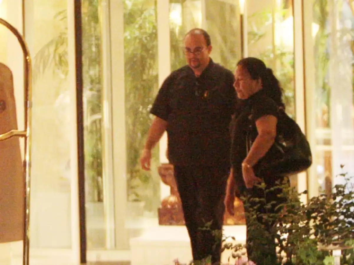 Edith lleva muchos años trabajando para Micky. Aquí con Joe Madera, del cuerpo de seguridad de Luismi.