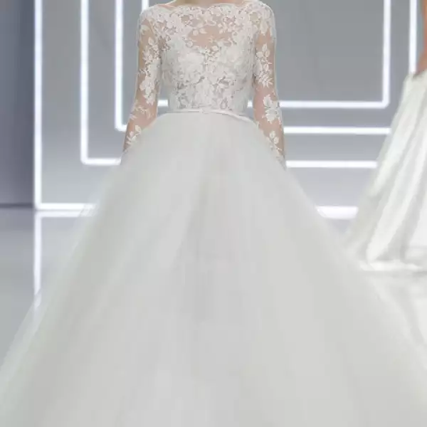 Vestido Neger con superposiciones de encaje y chantilly de falda de tul de gran volumen.