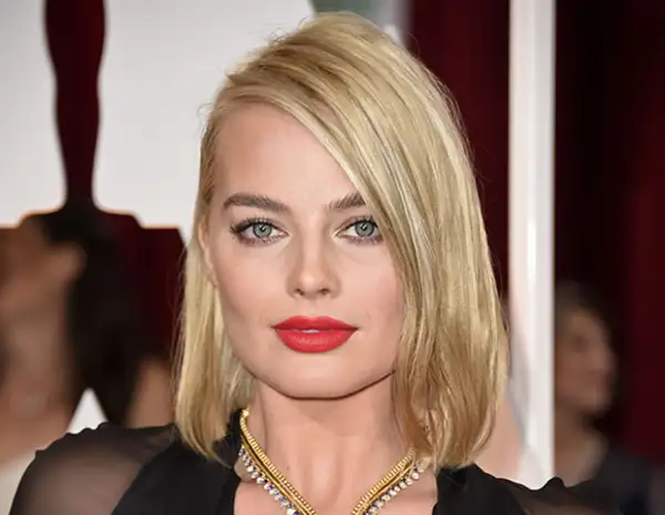 Margot Robbie lució todas las tendencias de belleza de la temporada.