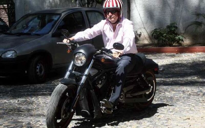 El presidente de Chivas llegó ayer en moto al entrenamiento del equipo. Y claro, como conductor responsable, no olvidó ponerse el casco, además, protegió sus ojos con unos modernos lentes de sol.