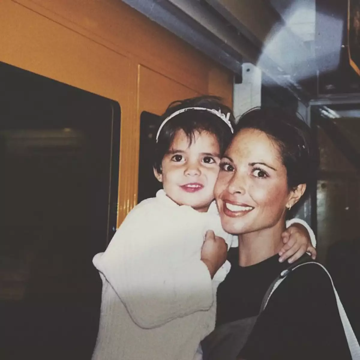 María Levy de pequeña con su mamá, la fallecida actriz Mariana Levy.