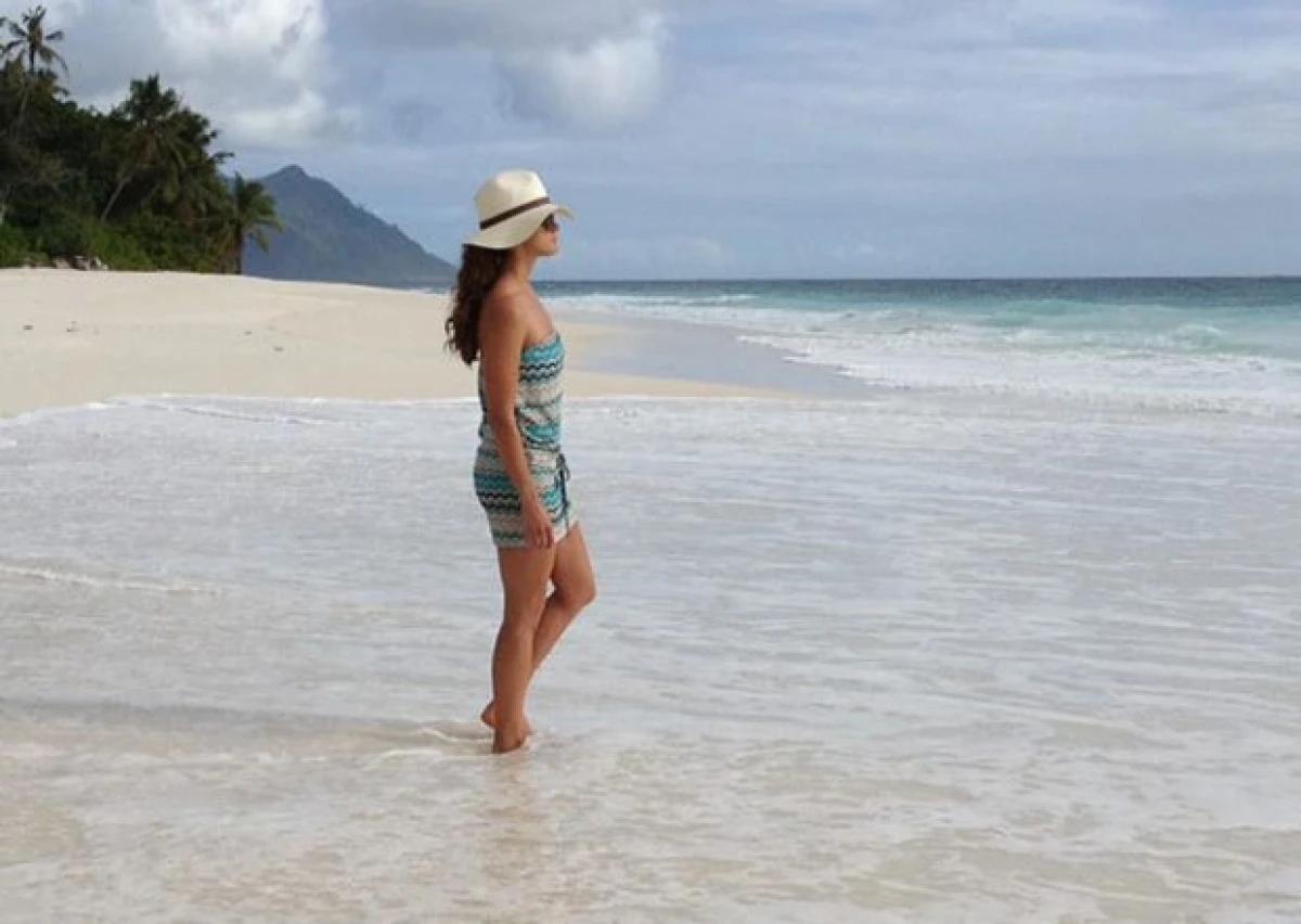 Después de molestarse con la prensa sueca por publicar fotos de ella y su pareja en bikini durante su luna de miel, compartió esta imagen en Facebook, en las islas Seychelles.