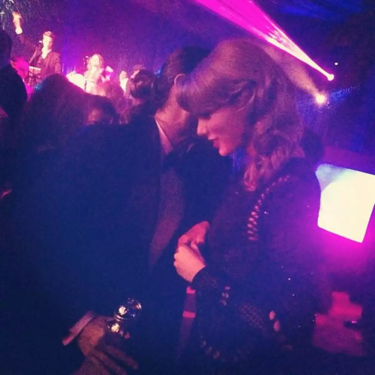Marlow Stern, editor de Daily Beast, publicó una foto en Twitter donde se aprecia a los famosos platicando en el after party de InStyle, esta imagen ha levantado algunas sospechas de romance.