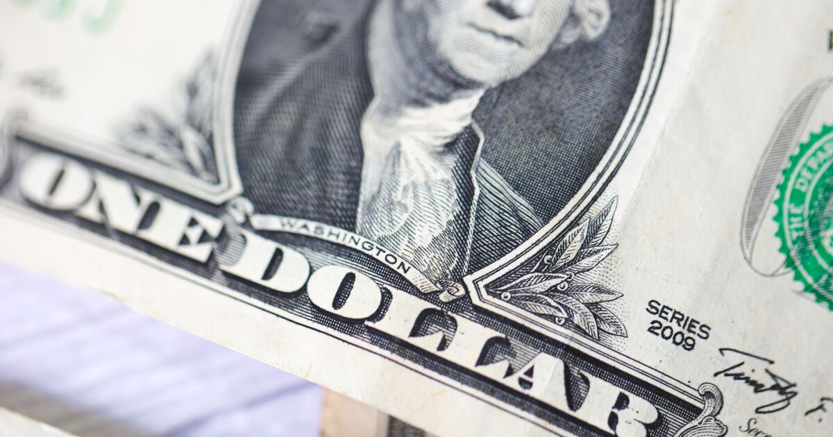 DÓLAR SE DESPLOMA; PESO MEXICANO SE ACERCA A MÁXIMOS ANUALES