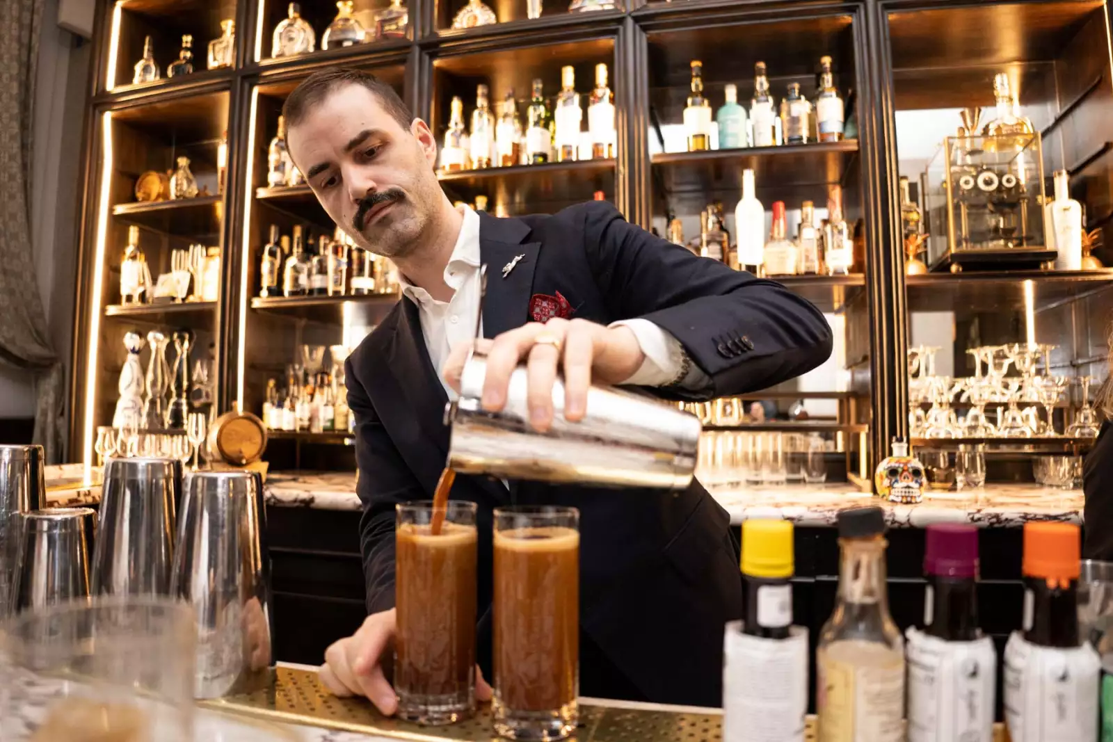 James Grant preparando tragos.jpg