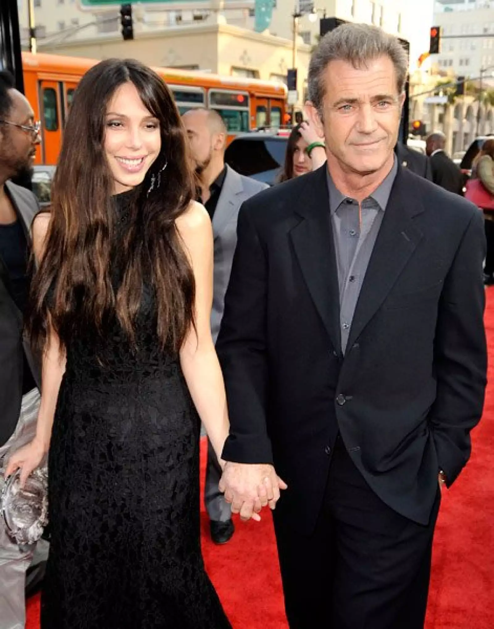 Oksana Grigorieva y Mel Gibson. Ella es una cantante rusa de 38 años que busca abrirse carrera y este año se espera le dé un hijo al también director de cine. La pareja no tiene planes de boda.