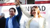 Mario Delgado levanta la mano de Clara Luz Flores, candidata de Morena a la gobernatura de Nuevo León.