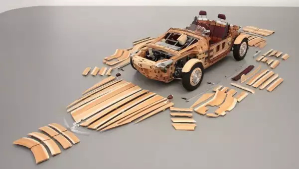 El auto está construido con 86 paneles de madera