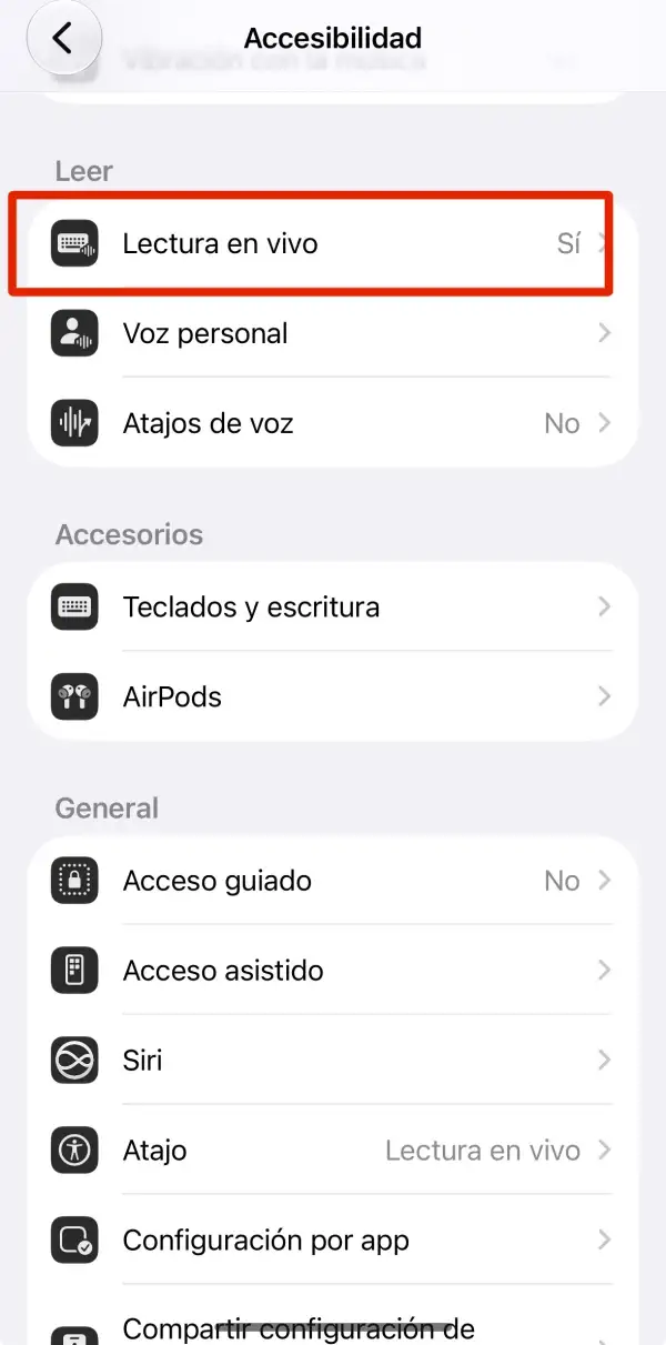 La imagen muestra en el recuadro la opción de lectura en vivo del iPhone. Utiliza la voz personal configurada por el usuario para leer lo que se redacta a través del teclado.