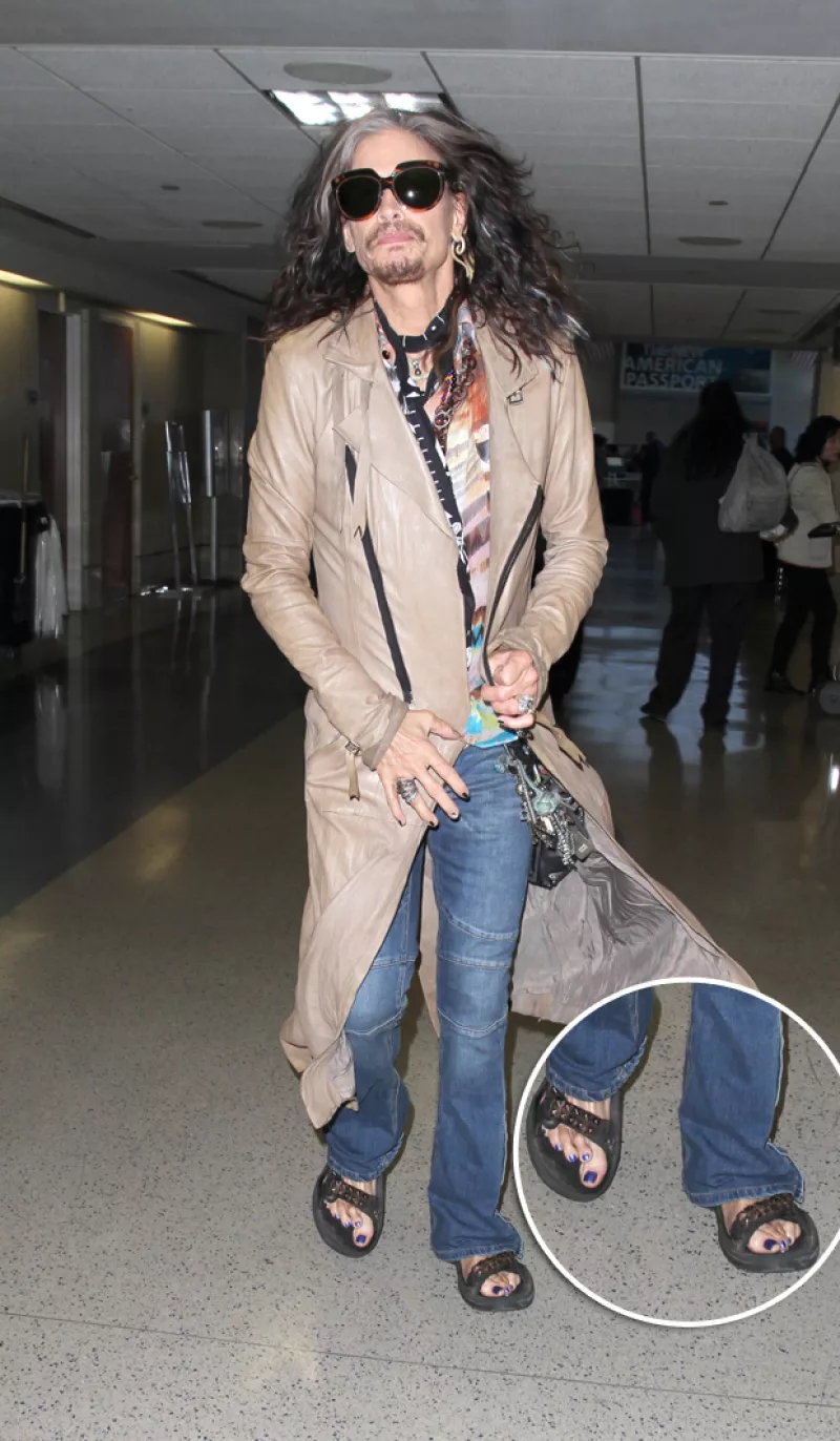 Esta semana el vocalista de Aerosmith robó más de una mirada a su paso por el aeropuerto de Los Ángeles, y nos preguntamos. ¿Qué le pasó en los pies?