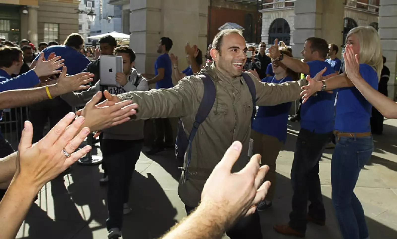 Los fanáticos de los ‘gadgets’ esperaron alrededor de 12 horas en la tienda de Apple en Londres para obtener un equipo.