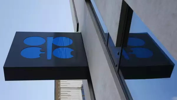 La OPEP discutirá si limita la producción de petróleo.
