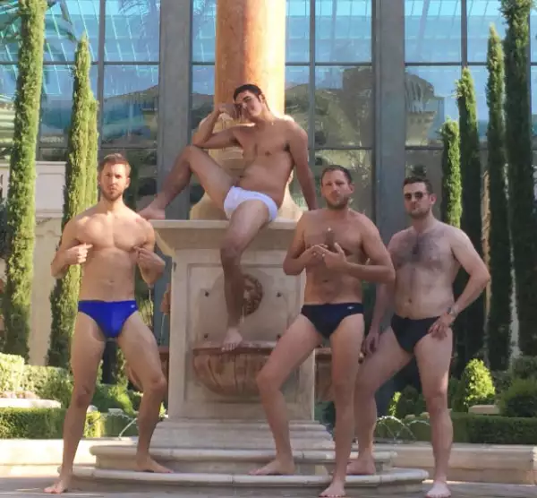 Calvin se dejó ver en un sexy speedo azul en Instagram.