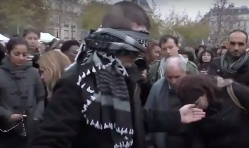 Un experimento social difundido en Facebook muestra a un hombre que, después de los eventos protagonizados por el Estado Islámico en la capital francesa, pidió abrazos a los ciudadanos.