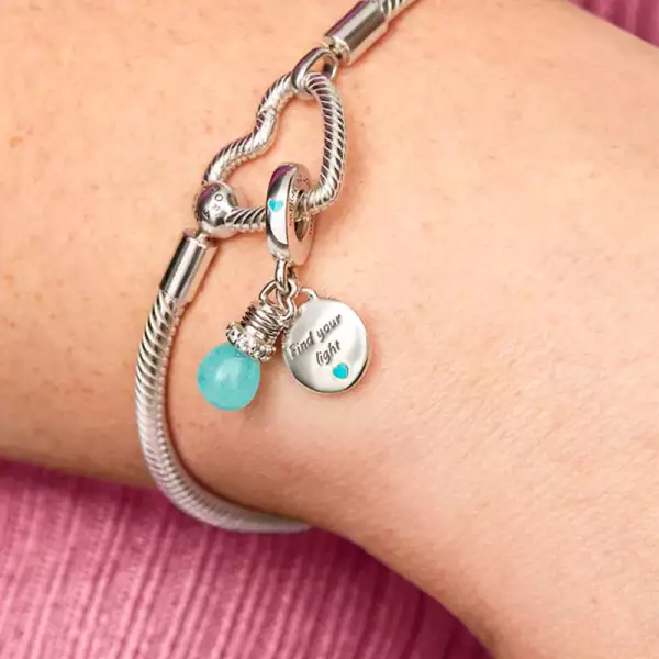 Pandora-UNICEF-nuevo-charm-ayuda-jovenes-niños-ONU-dije-Lightbulb-luz-brillo-oscuridad-1.jpg