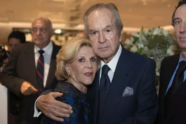 Alberto Baillères González y su esposa Teresa Gual en la inauguración de Palacio de Hierro en Querétaro.