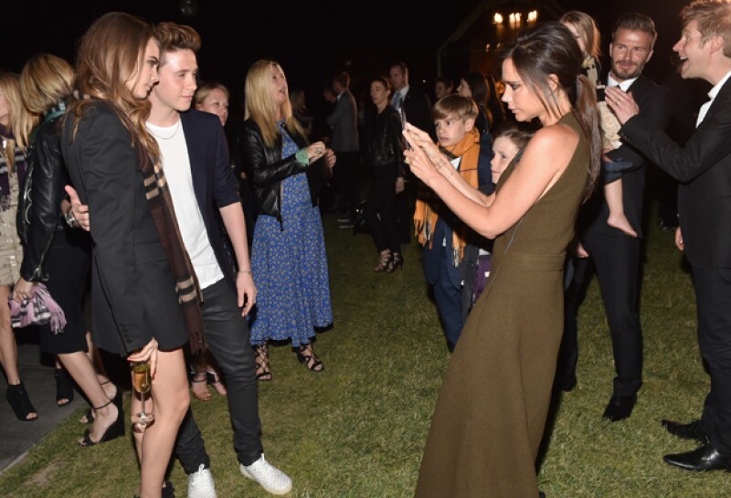 En el evento, Brooklyn Beckham se acercó a pedirle una foto a la top model, la cual fue tomada por Victoria Beckham.