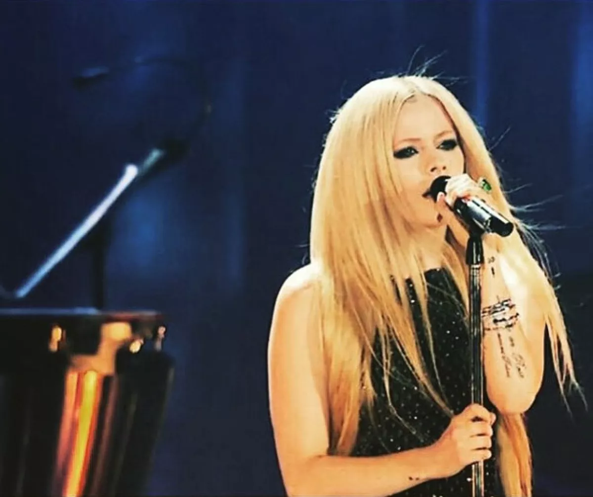 Con esta fotografía, Avril agradeció a sus fans por el apoyo, y además agradecida de haber regresado a los escenarios.