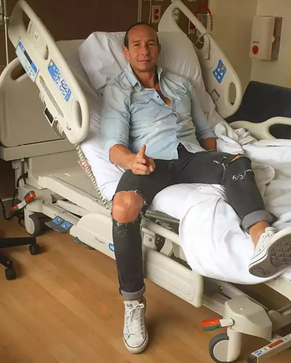 Hace un par de días Erik estuvo hospitalizado, sin embargo ahora ya se encuentra mejor.