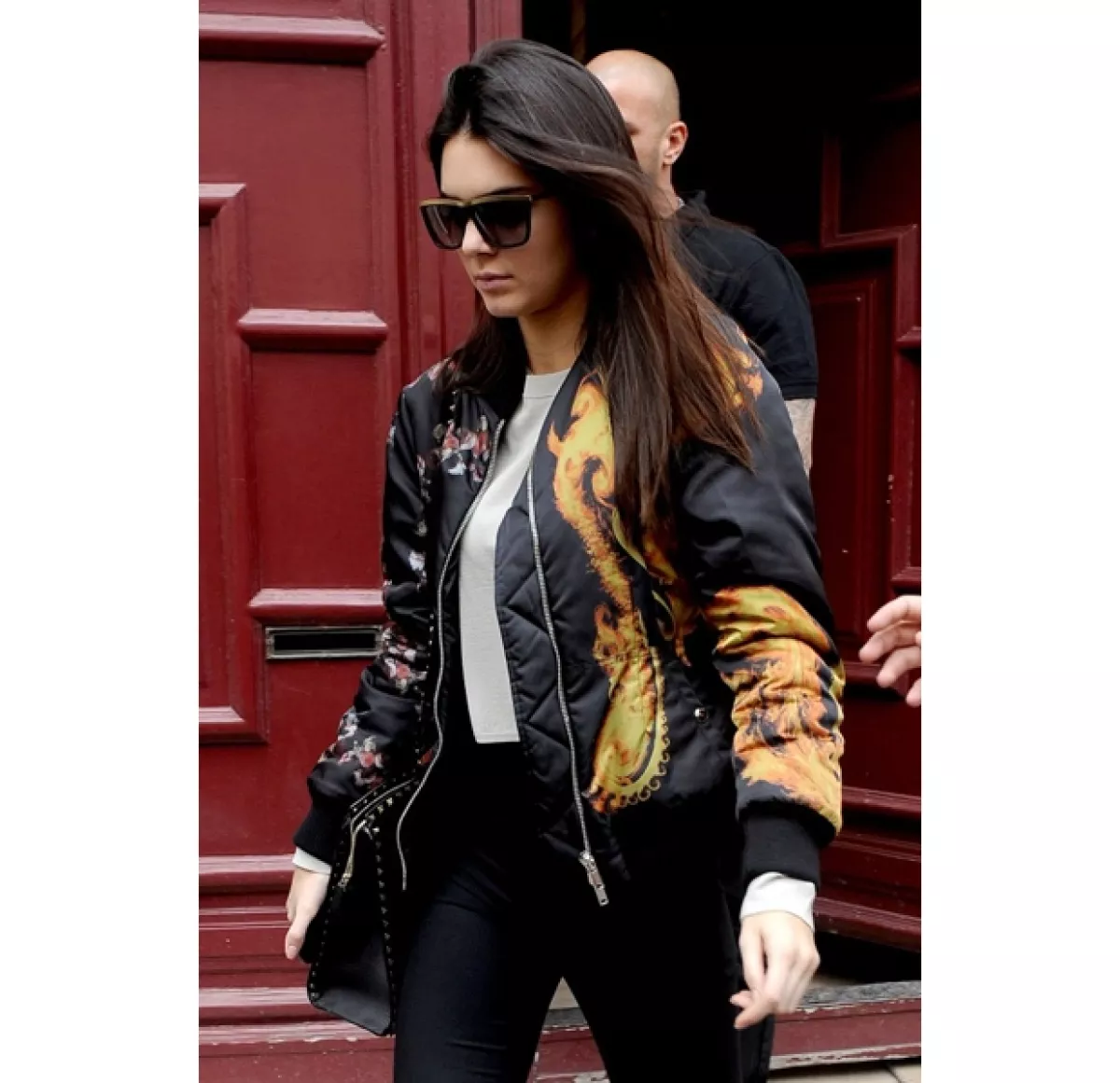 Kendall Jenner siempre guardando el estilo e innovando, a la salida del departamento de su media hermana en la ciudad.