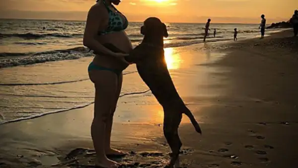 Con más de siete meses de embarazo, la actriz no duda en presumir su baby bump y en disfrutar de unas merecidas vacaciones.
