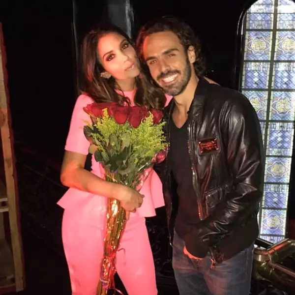 Pepe le demostró su amor con unas flores después de un desfile que Lorena realizó en Polanco.