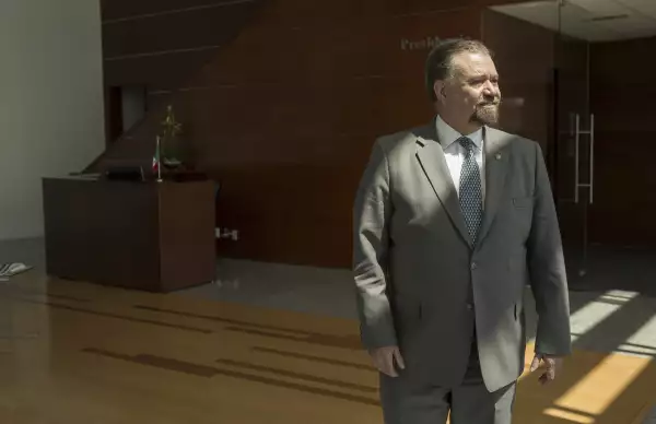 Su trabajo es poner fin a los conflictos entre autoridades y ciudadanos.