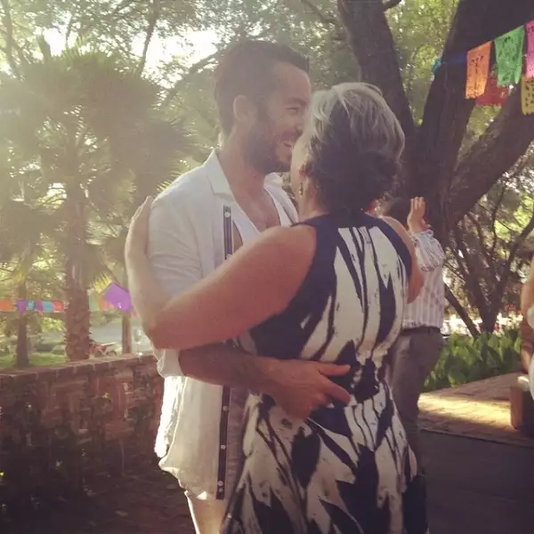 Aarón bailó con su mamá, la señora Robin Spencer.