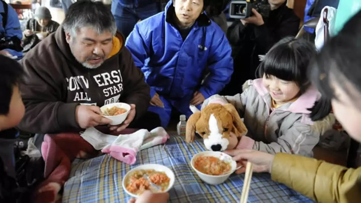 familia japonesa en un refugio