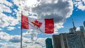 Torono, Ontario. La bandera canadiense ondea con el viento. 