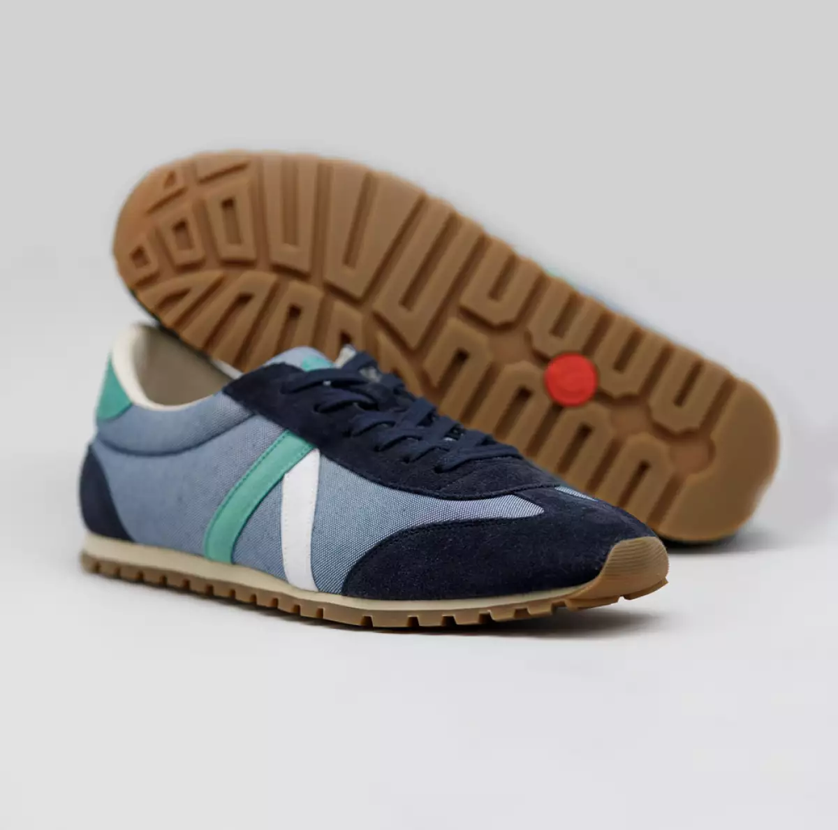 Tenis Be Blue hechos con botellas de plástico encontrados en los océanos. 