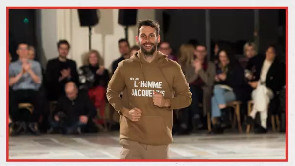 foto de simon porte jacquemus saliendo a una pasarela con una sudadera que dice "L'HOMME JACQUEMUS"