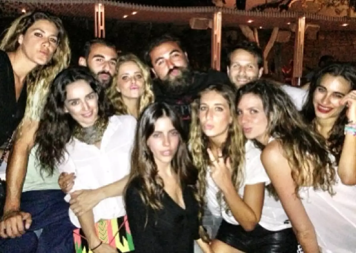 Acompañada sólo de grandes amigas, la guapa actriz se encuentra de viaje por Grecia, donde no ha parado de compartir fotos en su Instagram.