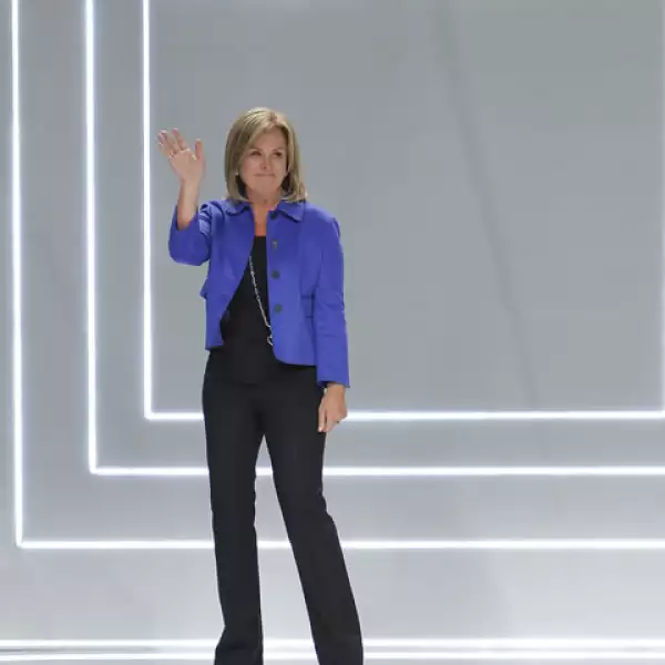 La diseñadora Rosa Clará agradece a los asistentes del desfile.