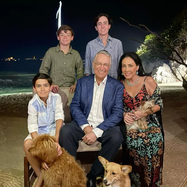 La familia la complementan sus perros, que los acompañan en los momentos más importantes