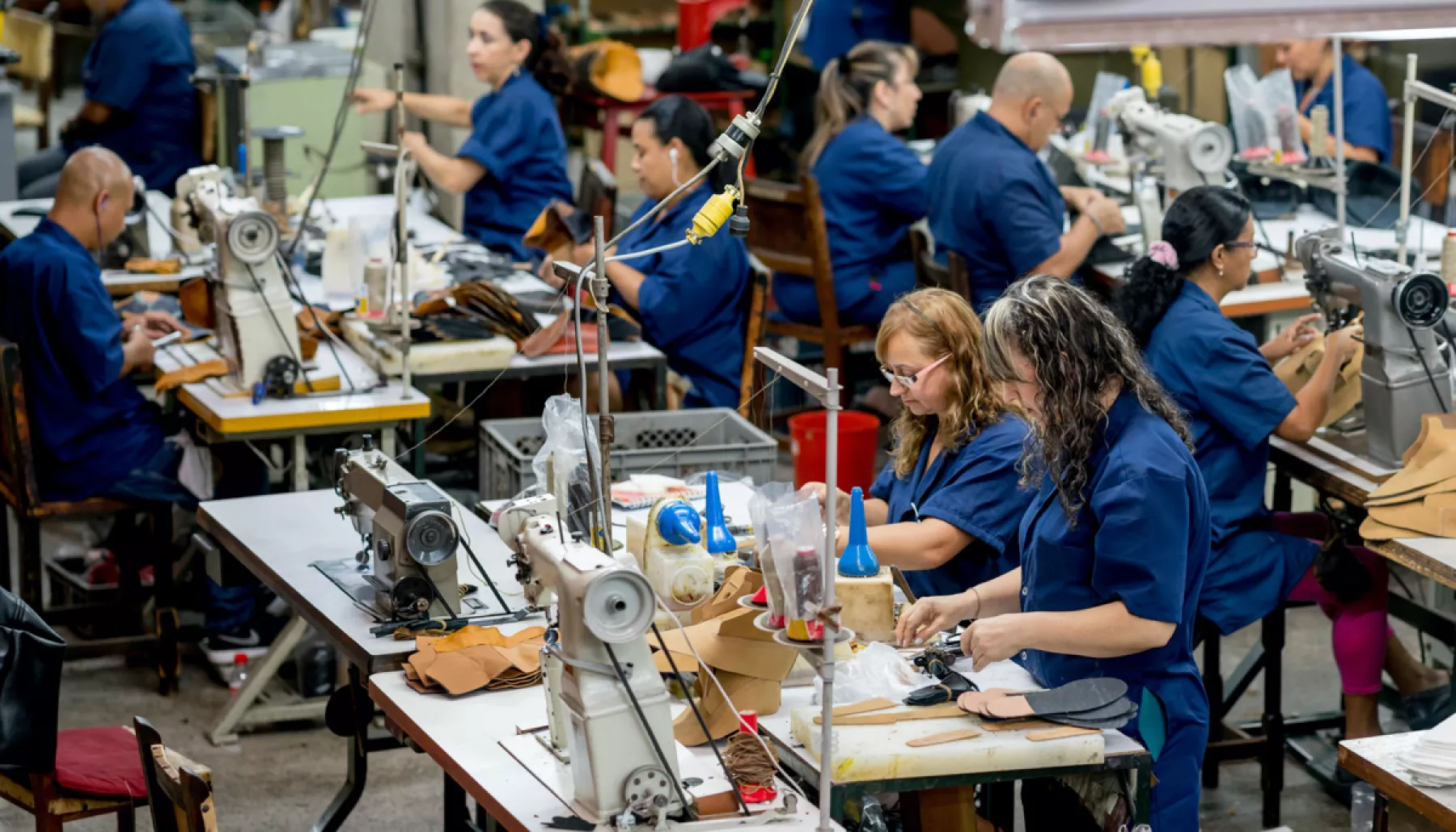(Obreros trabajando en una fábrica)