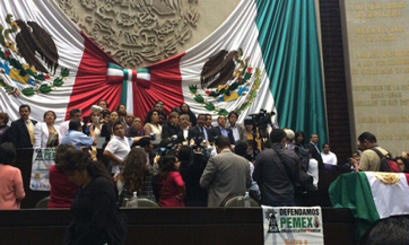 Desde la tribuna, los diputados gritan consignas contra la reforma energética. (Foto: Imelda García)