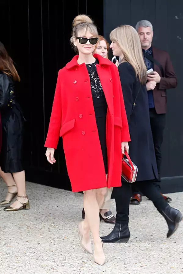 La artista lució irreconocible con lentes oscuros a su salid del desfile.