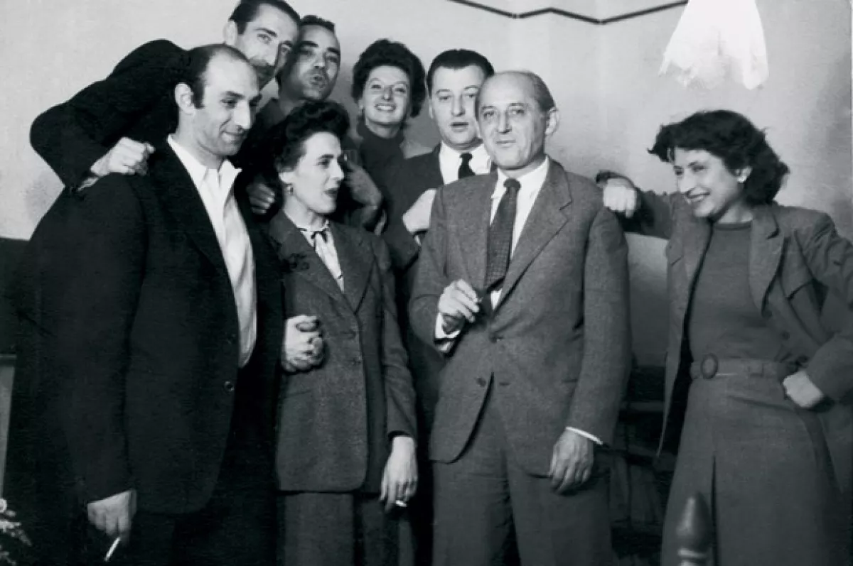 Emerico y Leonora (tomados de la mano) el día de su boda en 1946.