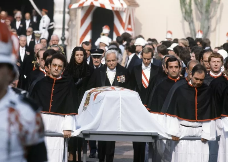 El esperado matrimonio de un príncipe y una estrella de Hollywood se perfilaba para ser exitoso y duradero, pero el destino les tenía preparada una fatal sorpresa.