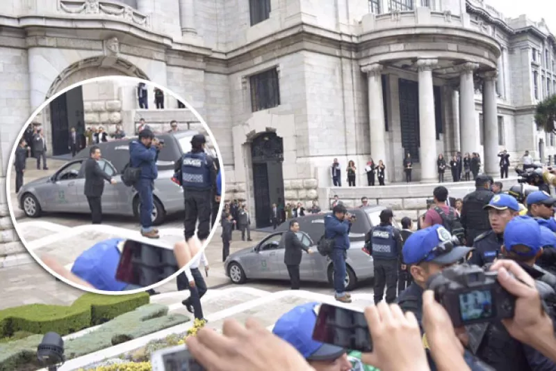 Después de más de dos horas de recorrer varias calles de la Ciudad de México, la carroza ha llegado para dar inicio al homenaje del último adiós al Divo de Juárez.